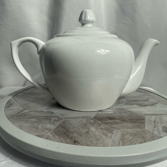 BIA Cordon Bleu 32-Ounce Porcelain White Elegant Teapot Classic Minimalist - Picture 1 of 9